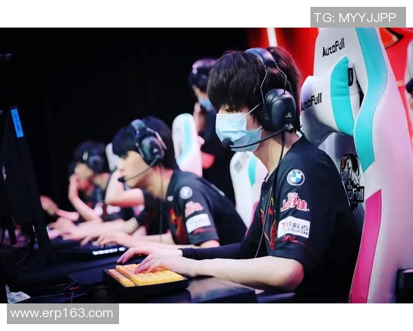 FPX战队的蜕变之旅：从荣耀巅峰到全新征程的纪实记录