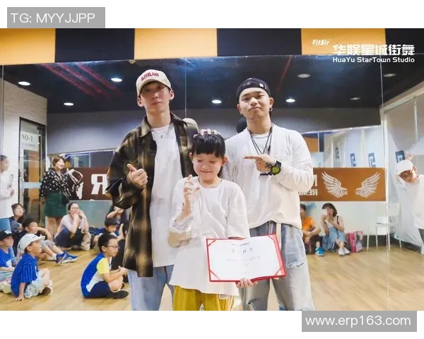 深圳街舞队协作之道：深入探讨团队配合与舞蹈艺术的完美融合